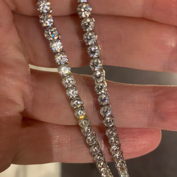 Absolutely stunning tennis necklace, extremely high quality sparkly stones.Must!